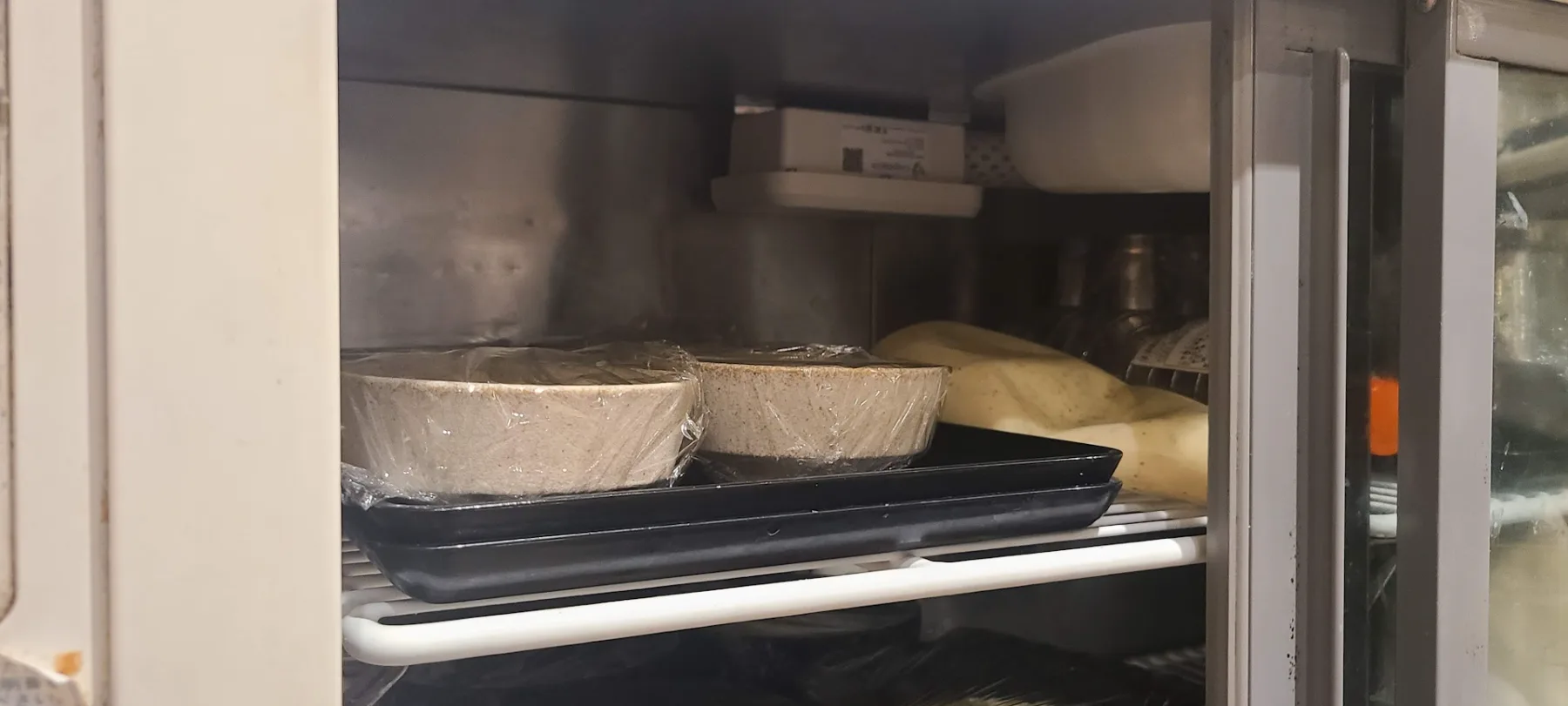 食品を保管する業務用冷蔵庫